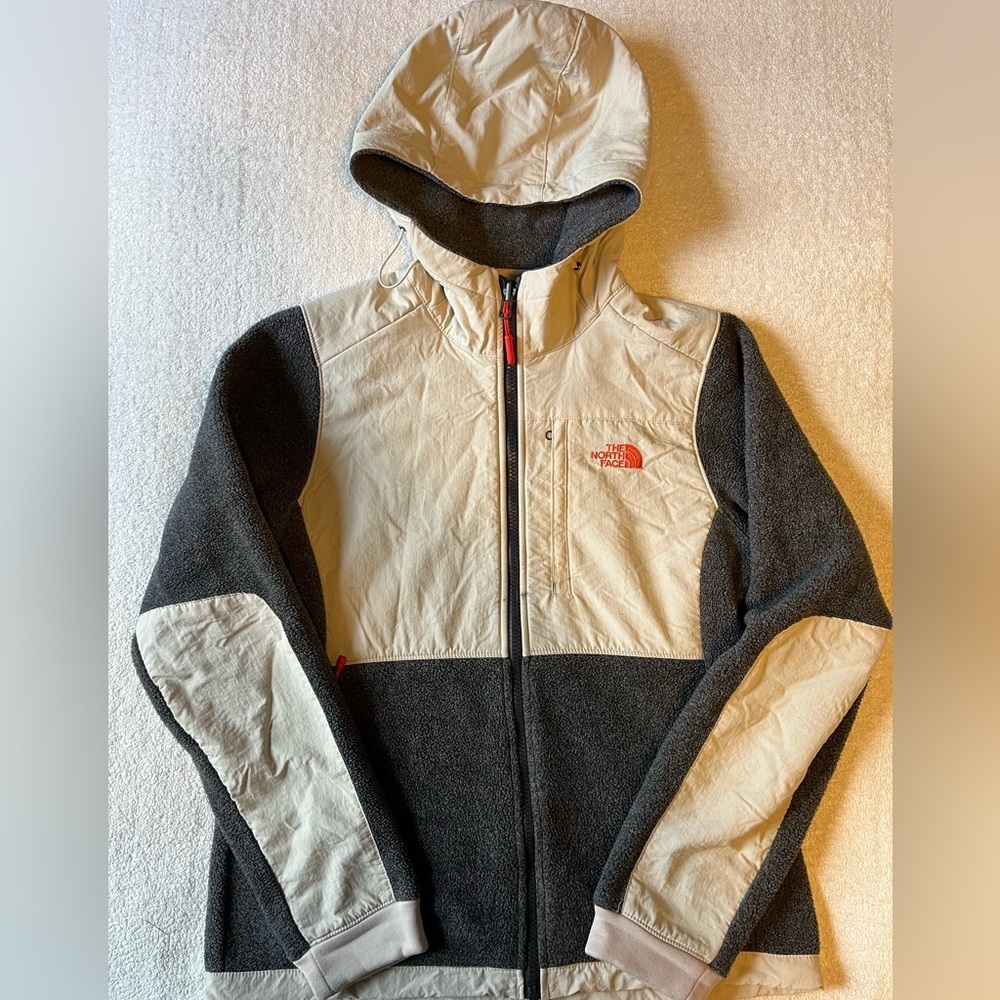 North Face Denali Women’s Hooded Jacket, Beige & Charcoal Gray Fleece, Small